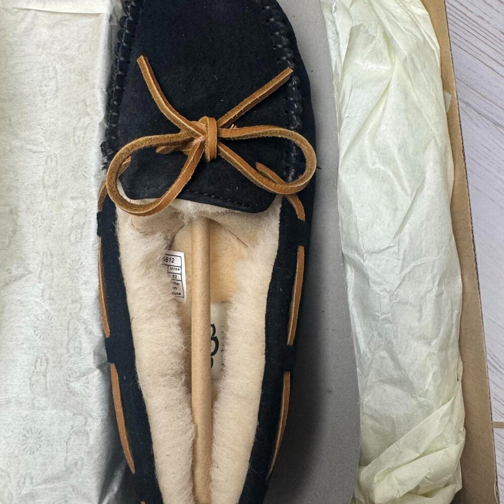 UGG Women's Dakota Moccasin, Black, Size 5